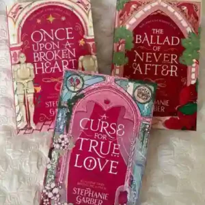 دانلود کتاب جلد سوم از سه‌گانه‌ی روزگار یک قلب شکسته ترجمه فارسی